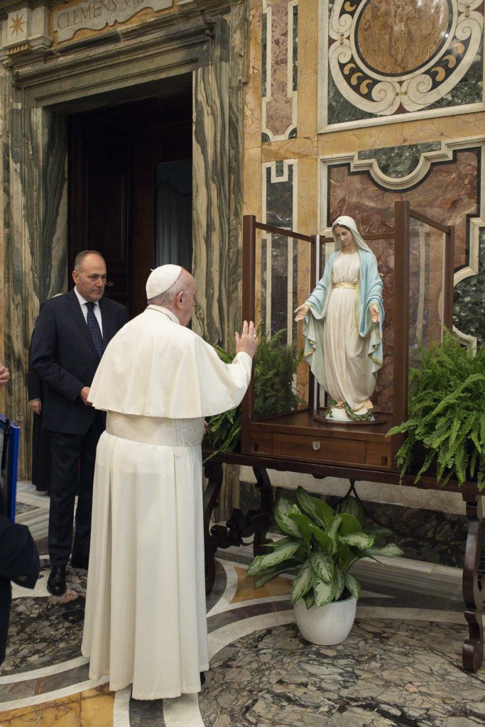 Papa Francisco Bendice imagen de la Virgen Milagrosa Video Corazón