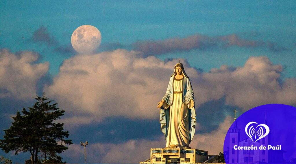 La enorme imagen de la Virgen Milagrosa en Brasil